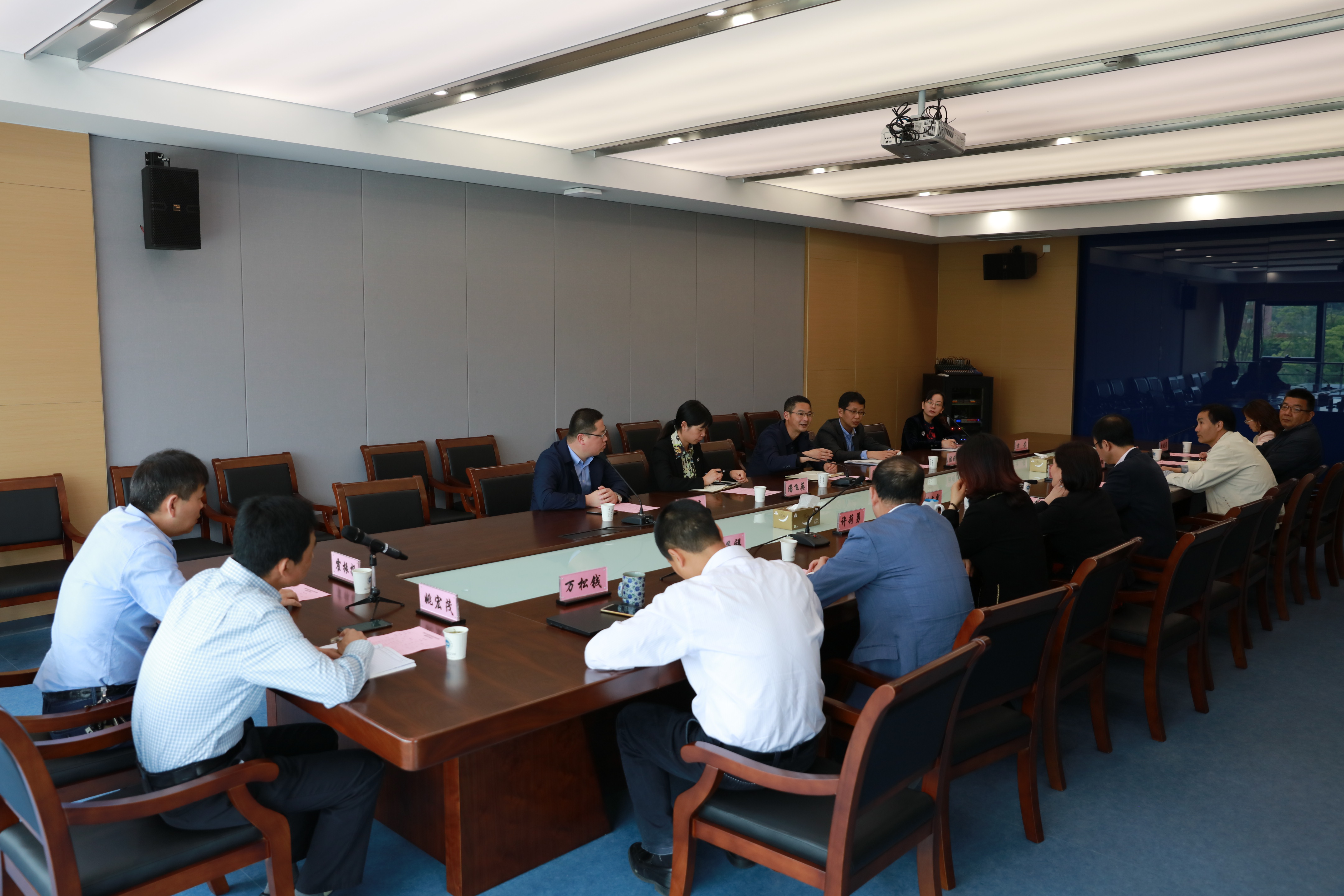 萧王庙街道党工委书记陈横栩一行来访我校奉化校区交流座谈